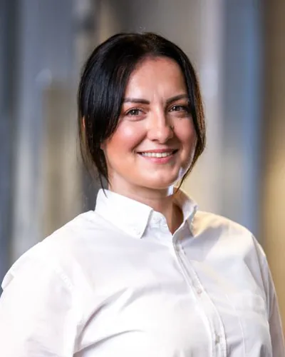 Porträt von Bella Rizvic, Terminierung und Vertrieb